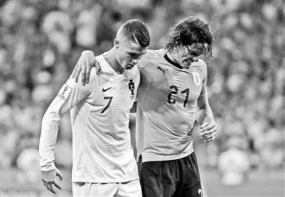 C罗带伤离场被搀扶下场