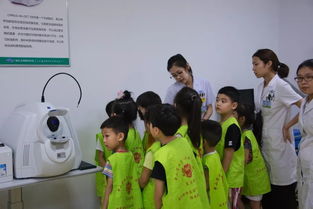 家长带孩子去医院检查视力