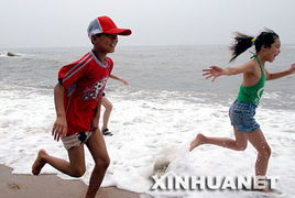 宝宝在海滩上玩耍