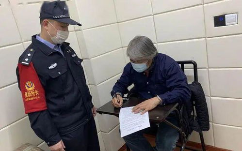 警方正在调查张某办公室内的大量合同文件