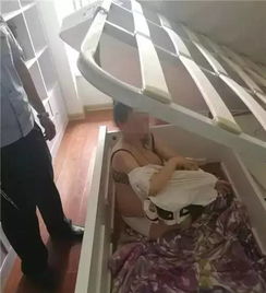 家中窗户未锁被撬痕迹