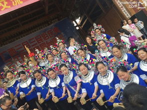 球迷在酒吧里边喝酒边唱歌