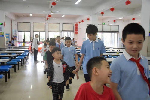 小学生在教室里进行简单的科学实验