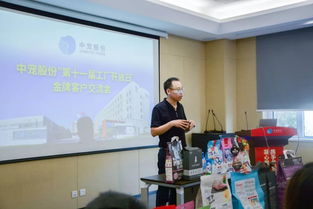 女性在会议室中自信发言