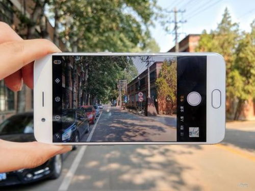 一位年轻人在手机前拍摄短视频