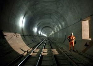 火车经过山西隧道被煤灰覆盖