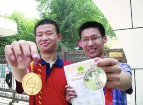 韦东奕在北大校园拎着馒头接受采访