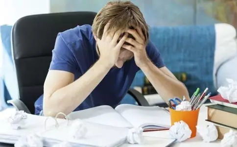 坐在办公室里发呆的年轻人