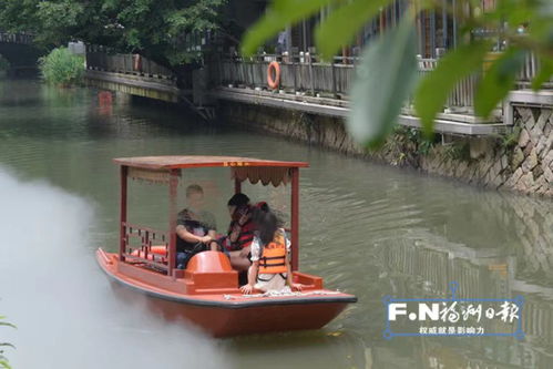 游客穿戴救生衣乘坐游船