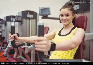 健身房里男女一起锻炼身体