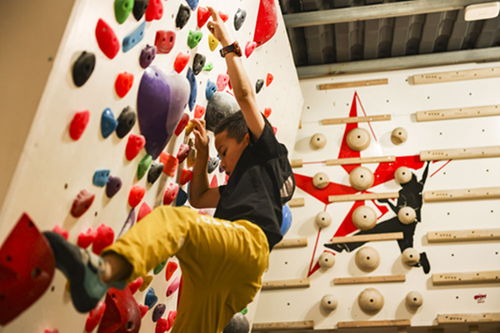 男童商场攀岩被勒脖20分钟，母亲痛诉：工作人员全程未救！谁来守护孩子的安全？