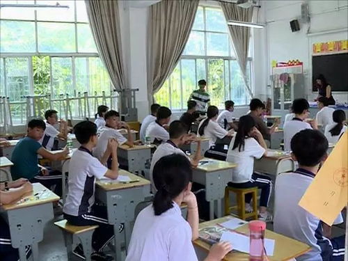 考生喊话李华不要读大学了？背后真相竟让人唏嘘不已！