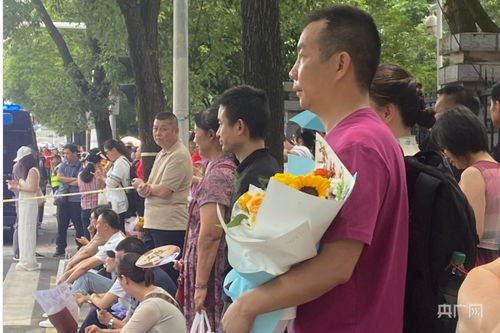 家长们在考场外等待考生出考场