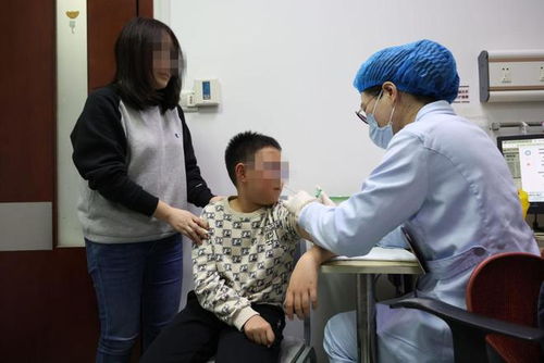 男生在医院接种HPV疫苗