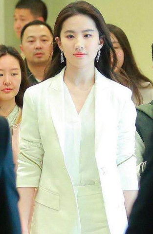 刘亦菲身穿白色礼服出席活动