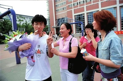 家长手持鲜花迎接考生