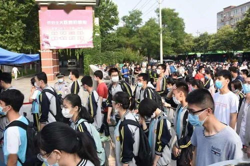 高考考场外监考老师有序入场