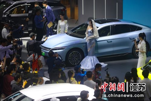 新能源汽车展台前人头攒动