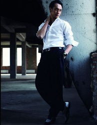 黄觉穿着多层衣服拍戏