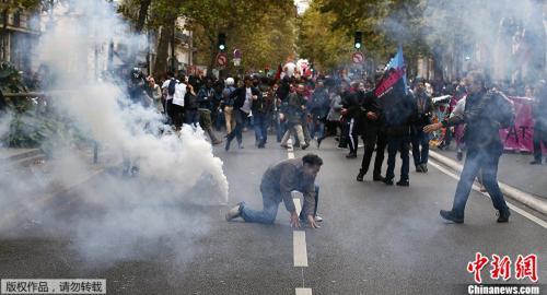 洛杉矶街头催泪瓦斯烟雾弥漫