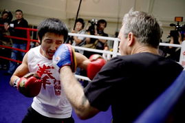 邹市明与教练在训练场进行体能训练