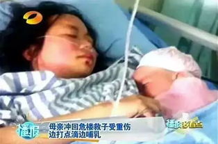 一名年轻母亲在避难所内抱着孩子