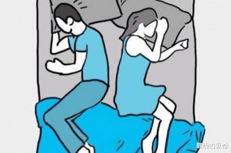 两人背对背坐着表情平静