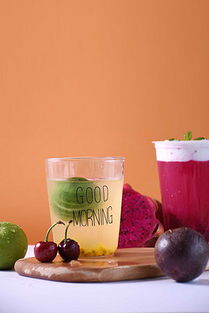 夏日清凉饮品与水果摆盘