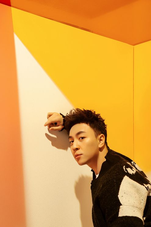 李川在家休闲放松