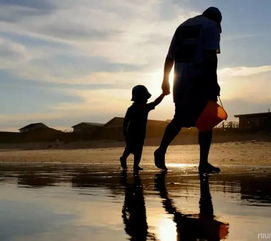 父亲默默工作疲惫身影