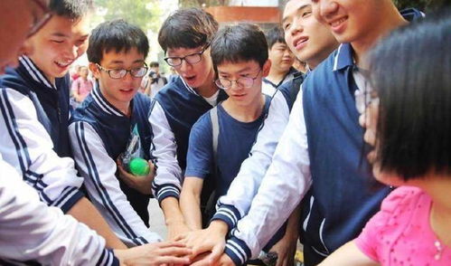 高考结束后孩子收到父母礼物的温馨瞬间