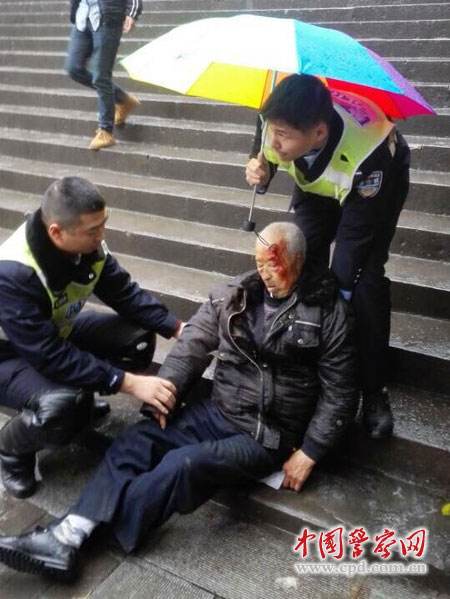 重庆街头学生被老人用手铐铐住？真相背后令人深思