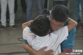 父子在墓地前相拥而泣