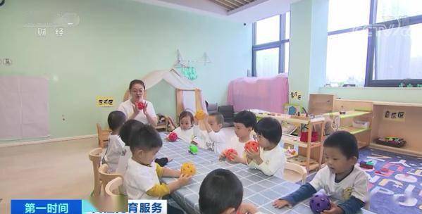 一个社区托育中心内孩子们正在玩积木