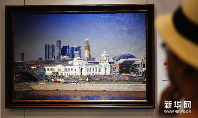 观众在《祷》作品前驻足观看