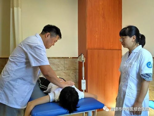 医生与患者在诊室交流