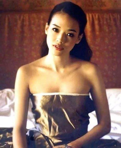 舒淇手持Labubu哭娃微笑照片