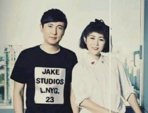 沈腾马丽后台合影笑容灿烂