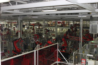 电动车工厂生产线忙碌场景