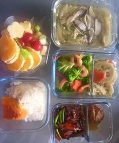 高考学生桌上摆满文具和营养品