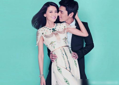 一对夫妻在签署婚前协议