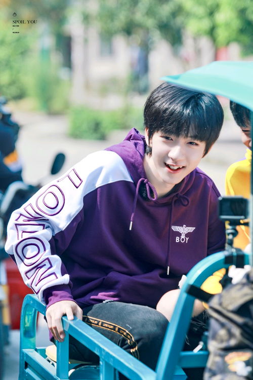 贺峻霖真人大小立牌在考场外吸引众人围观