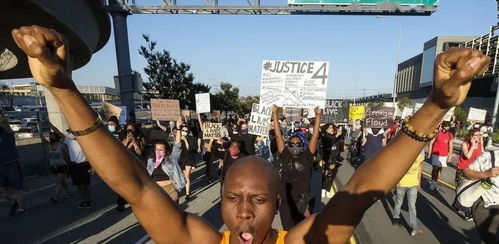 加州街头抗议人群