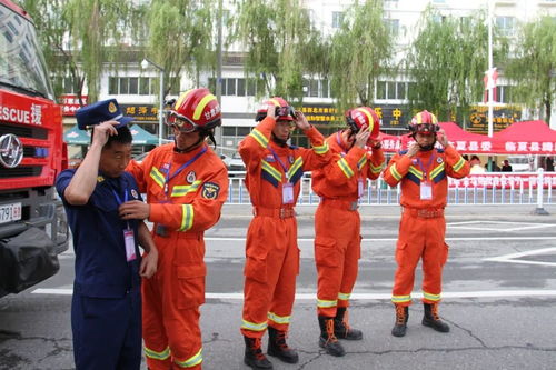 高考考点外的公安民警站岗执勤