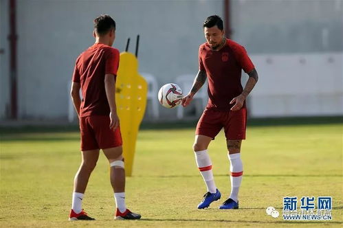 国足队员在训练场上