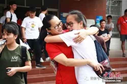 高考结束后姐妹俩拥抱合影留念