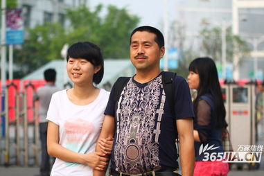 考生与家人在校门口合影留念