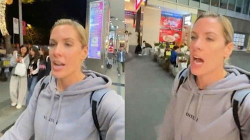 夜晚独自散步的女孩