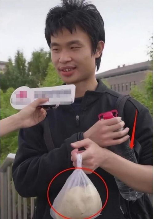 韦东奕手持矿泉水接受采访