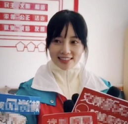 唐嫣接受采访时面带微笑的照片